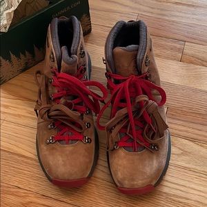 NWT. Danner Mountain Boots